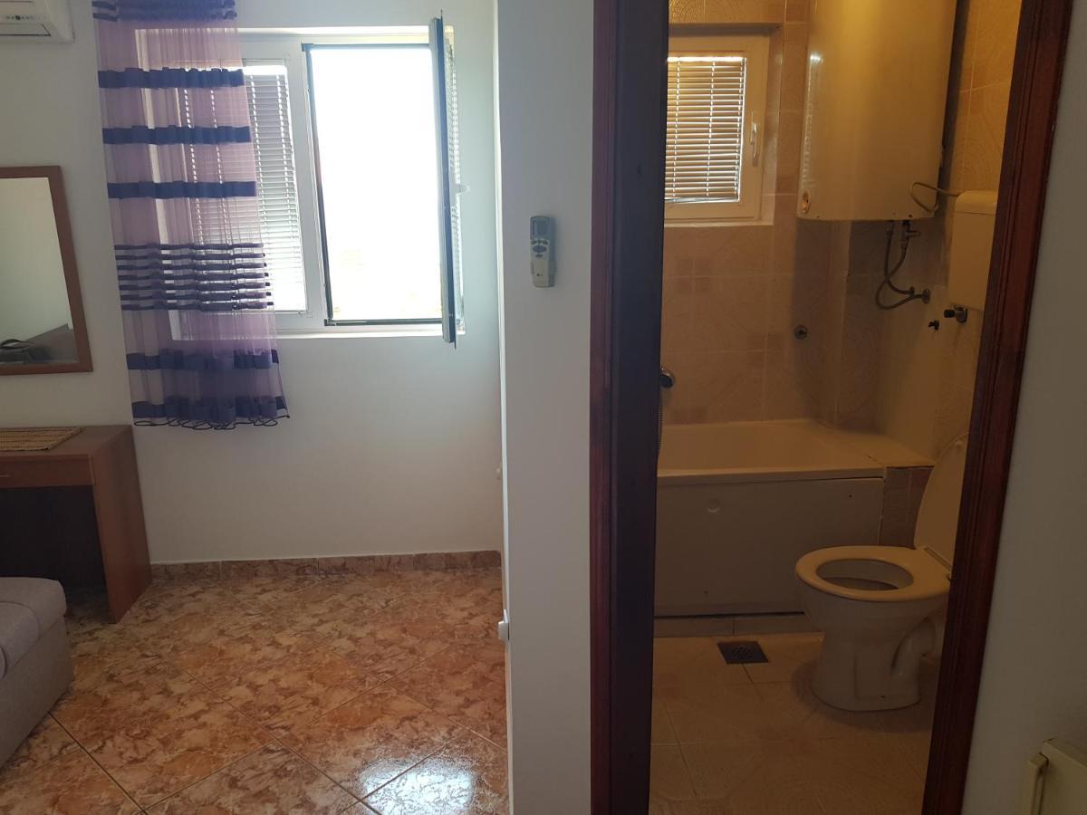 Apartments Drobni Pijesak Petrovac Стая снимка
