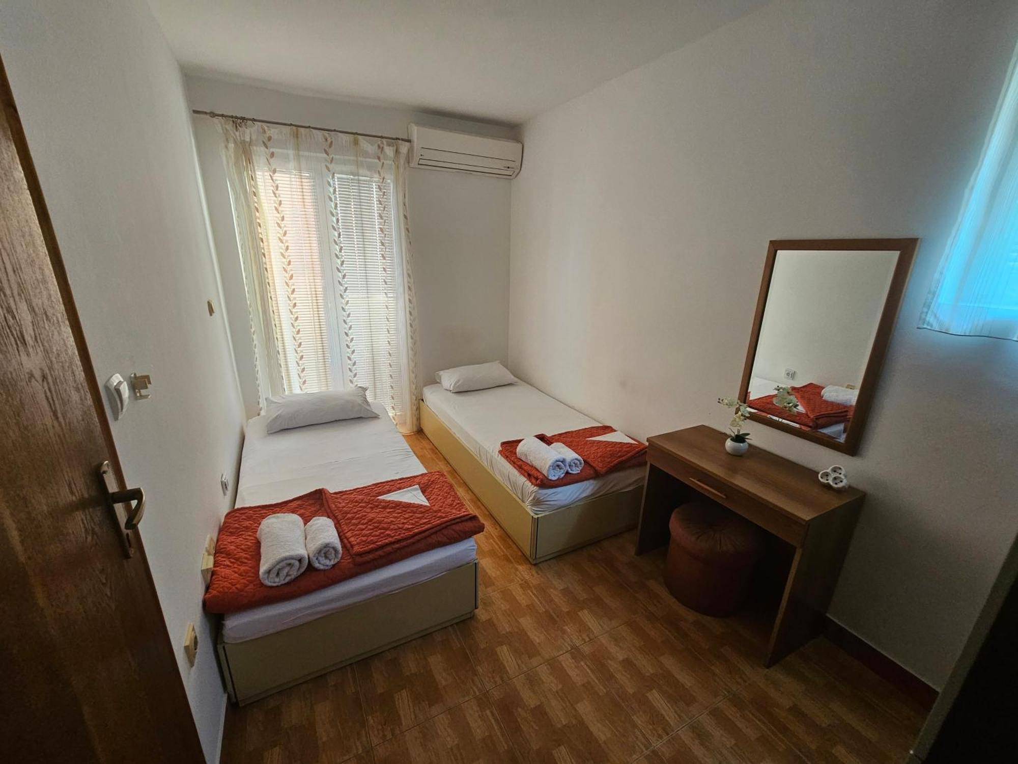 Apartments Drobni Pijesak Petrovac Стая снимка