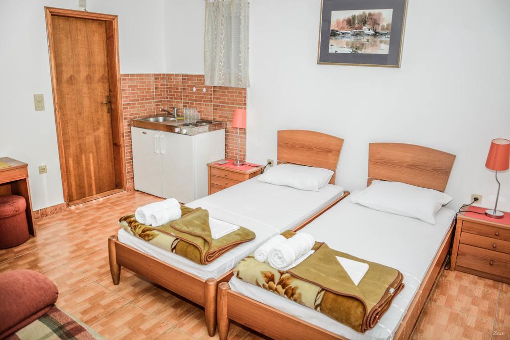 Apartments Drobni Pijesak Petrovac Екстериор снимка