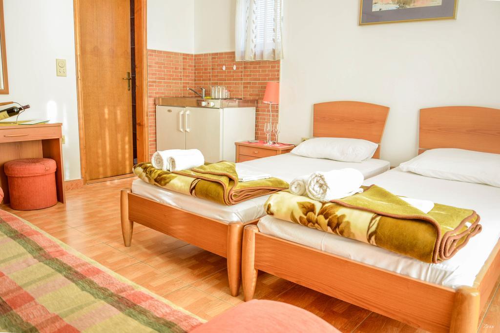 Apartments Drobni Pijesak Petrovac Екстериор снимка