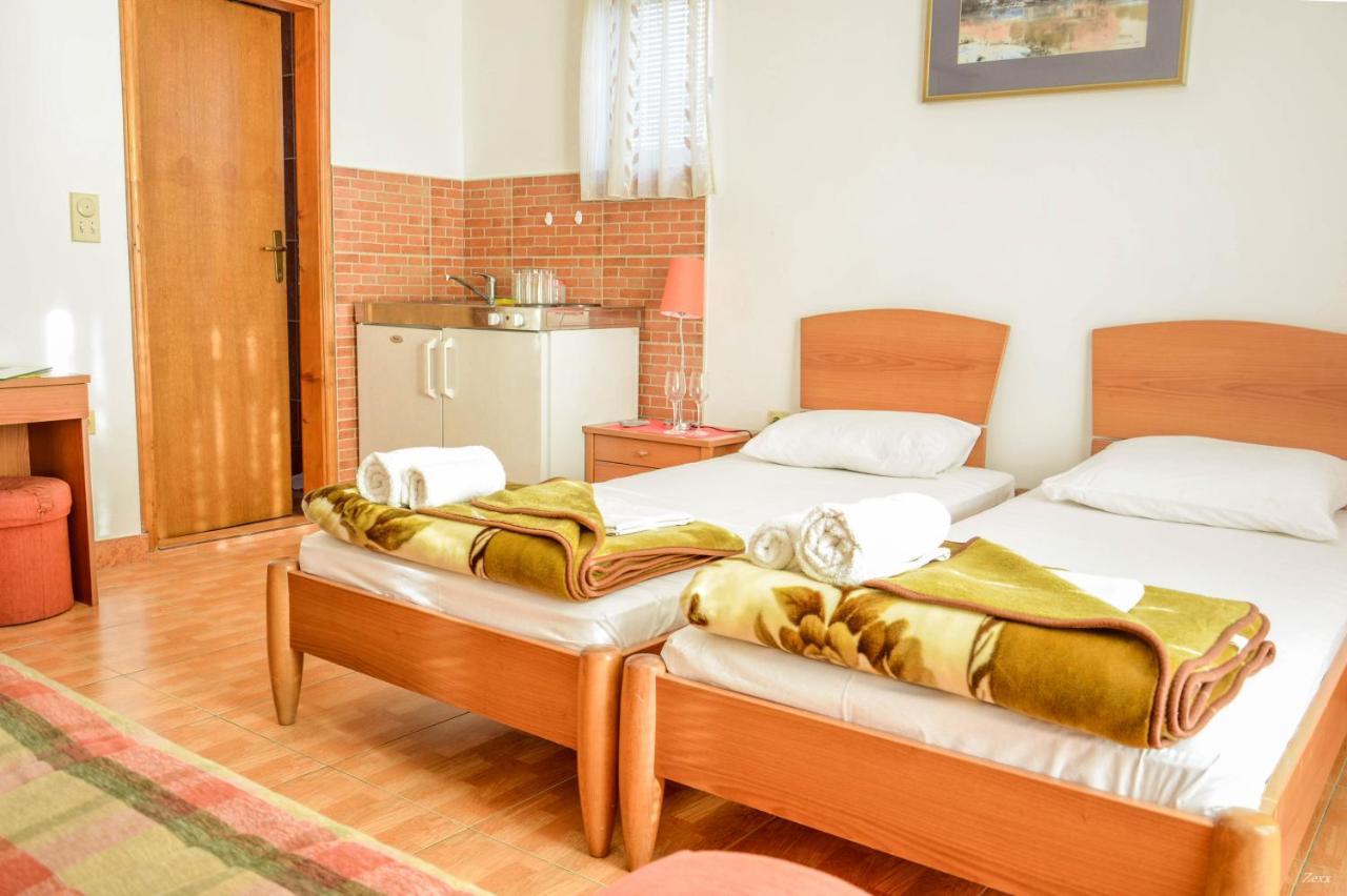 Apartments Drobni Pijesak Petrovac Екстериор снимка